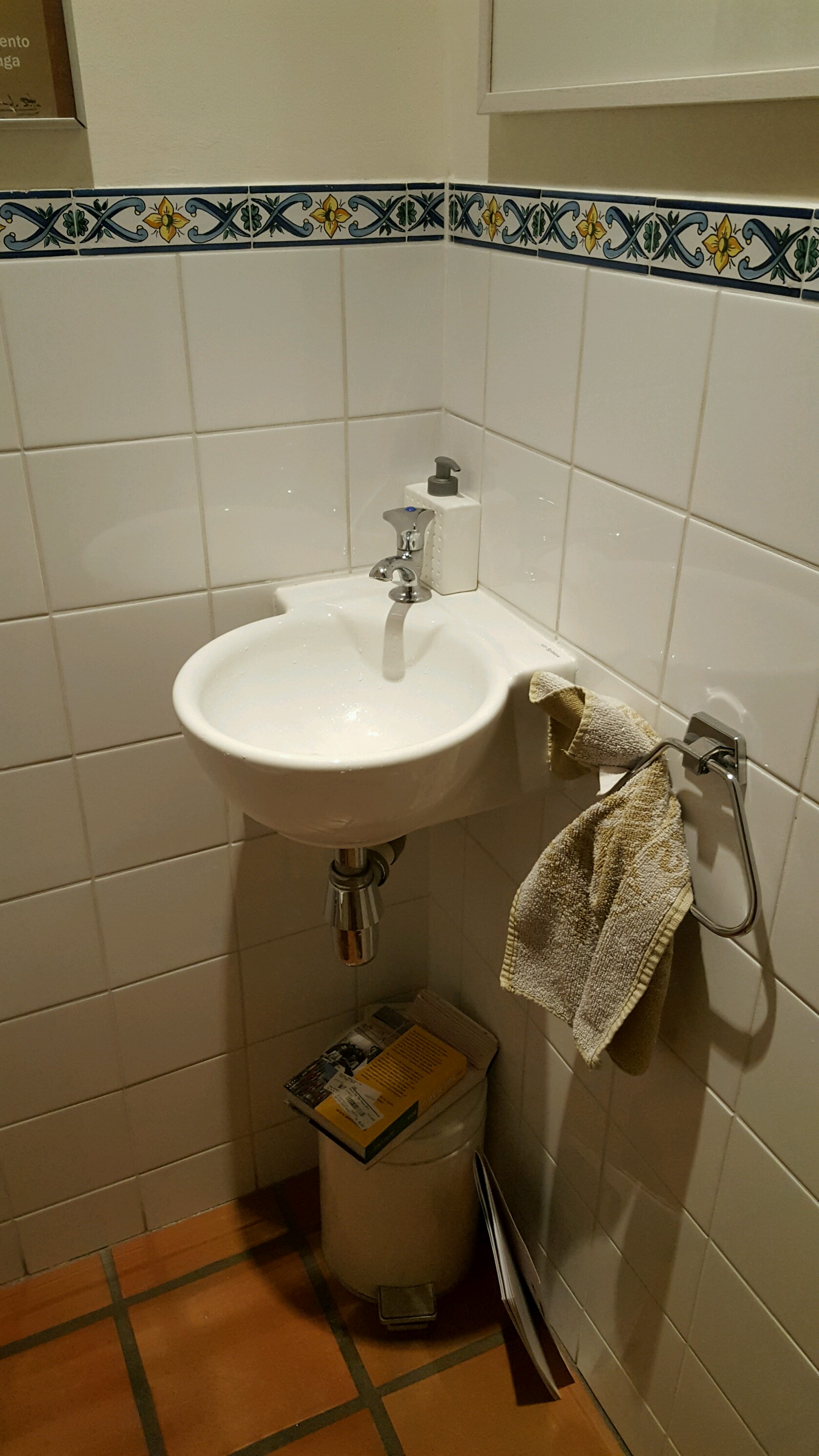 A Dutch bathroom with a very small sink with only cold water