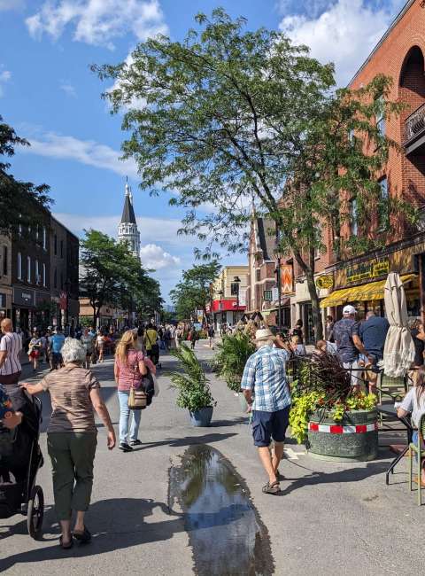 RueWell_Crowds_Verdun_Canada