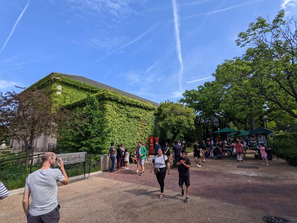 The beautiful landscaping and buildings at Lincoln Park Zoo: one of the best free things to do in Chicago with kids